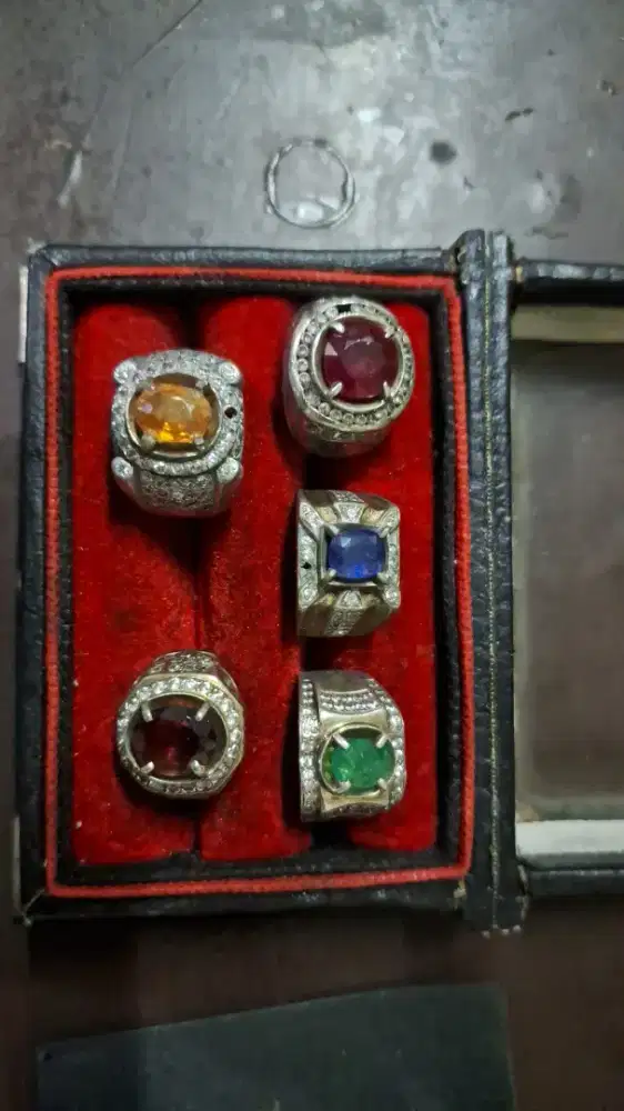 Dijual cincin perak dgn mata batu permata asli ada memo sertifikatnya