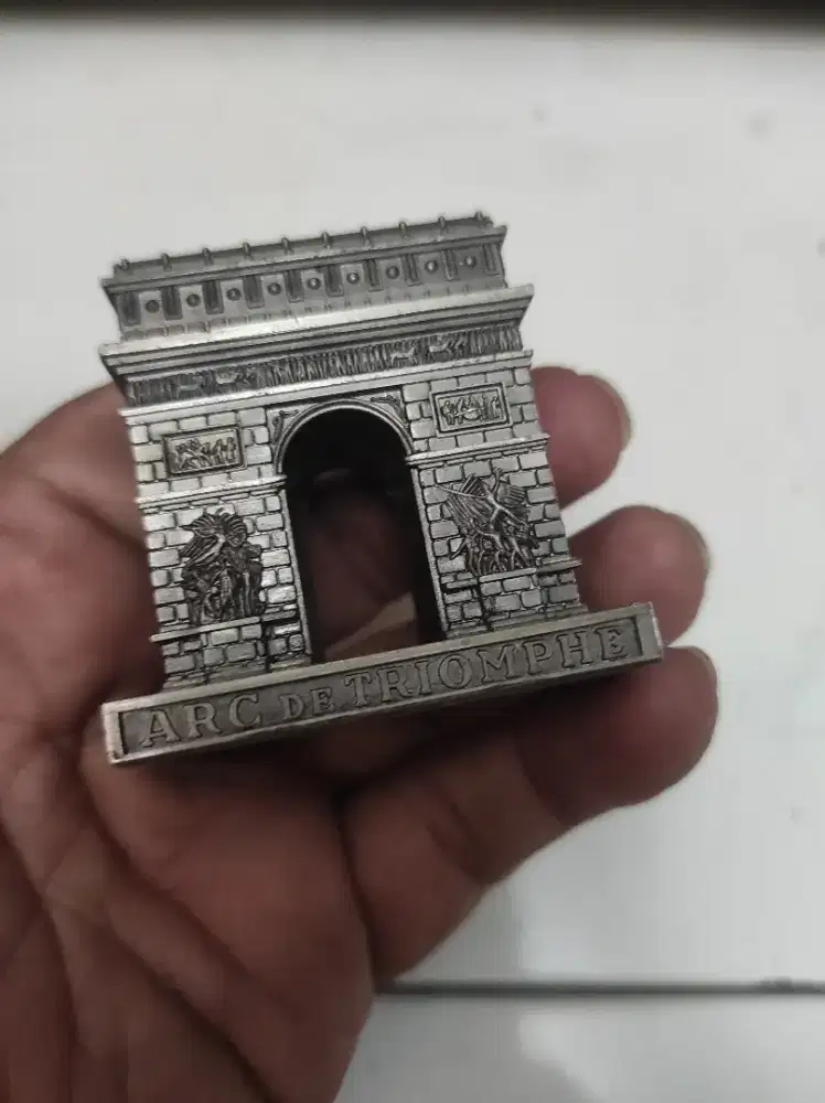 Mainan anak miniatur menara arc de Triomphe Paris France bahan logam