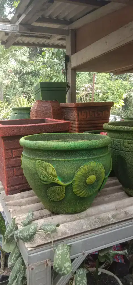Aneka pot bunga