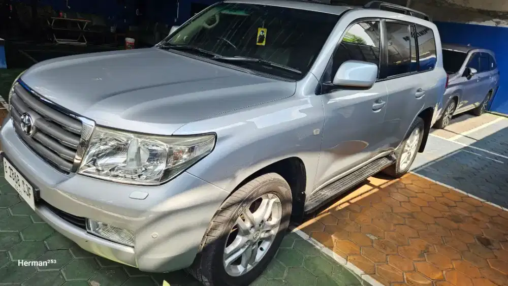 (Low PRICE) CASH DIESEL LANDCRUISER VX 200 V8 UK SPEK 2011 CASH ONLY