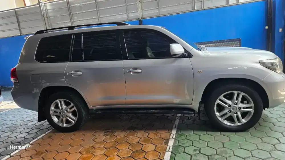 (Low PRICE) CASH DIESEL LANDCRUISER VX 200 V8 UK SPEK 2011 CASH ONLY