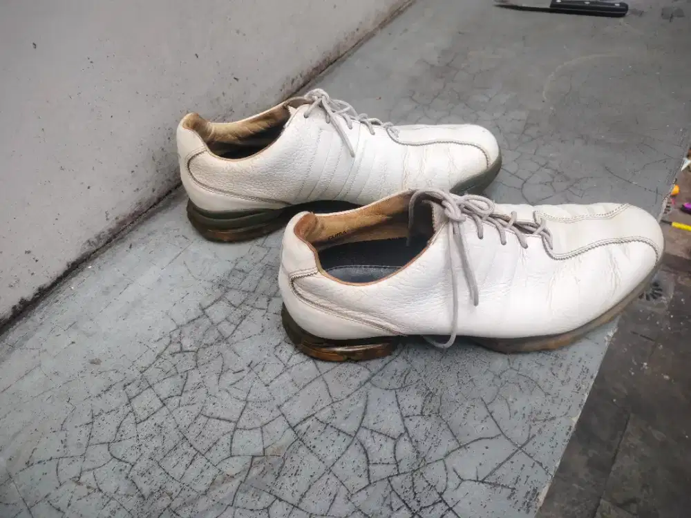 Sepatu golf Adidas no 42 masih bagus bahan kulit