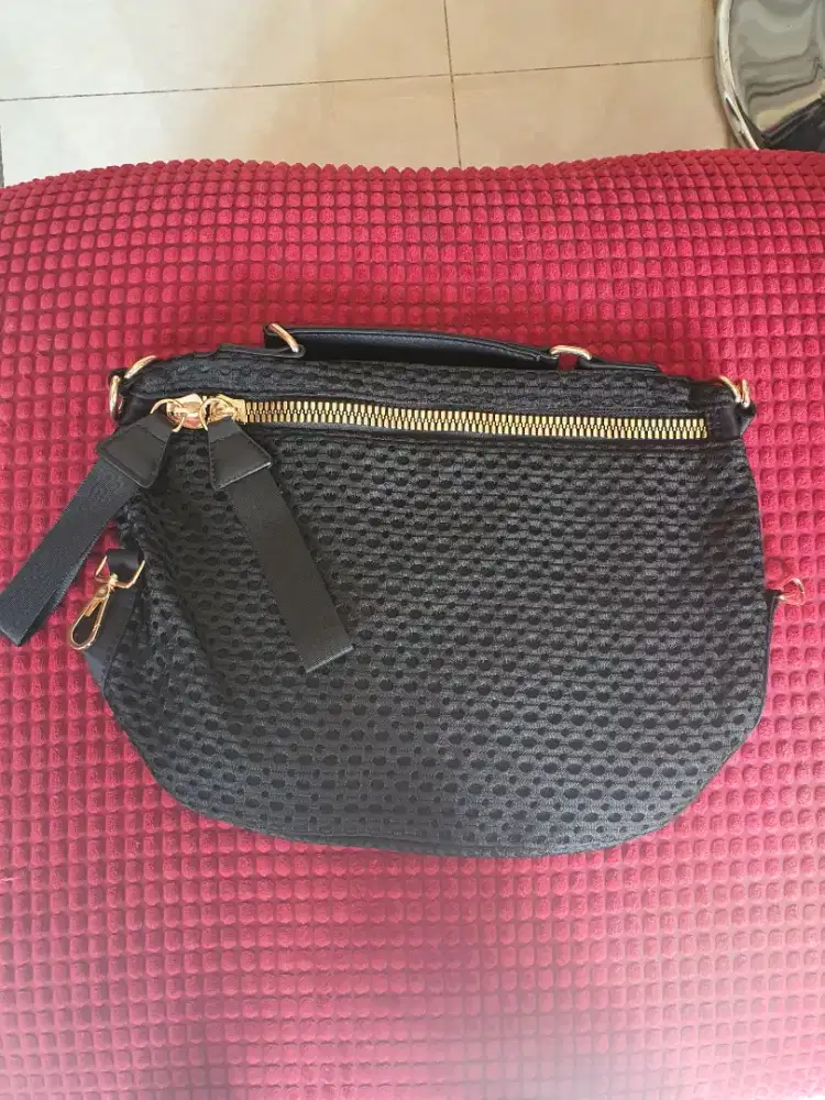 Sling bag hitam