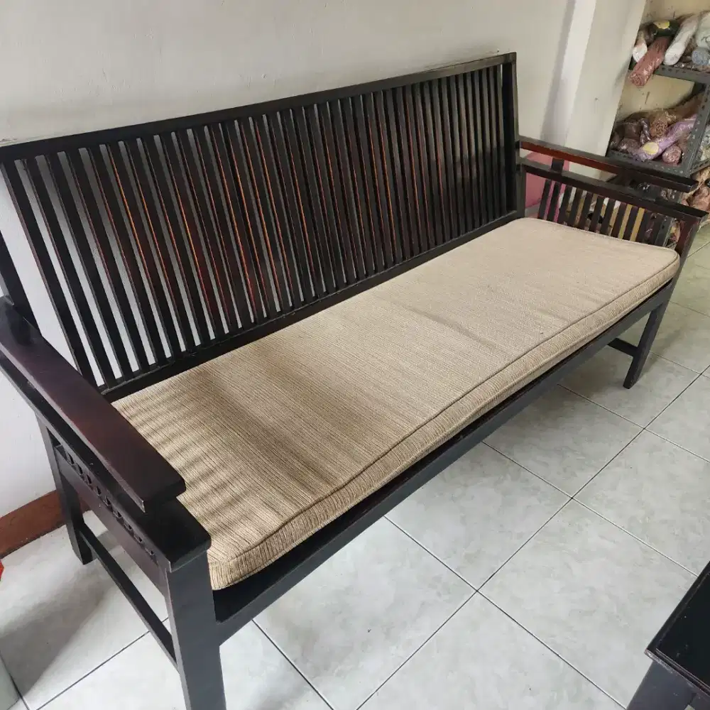 Bangku kayu dengan tatakan