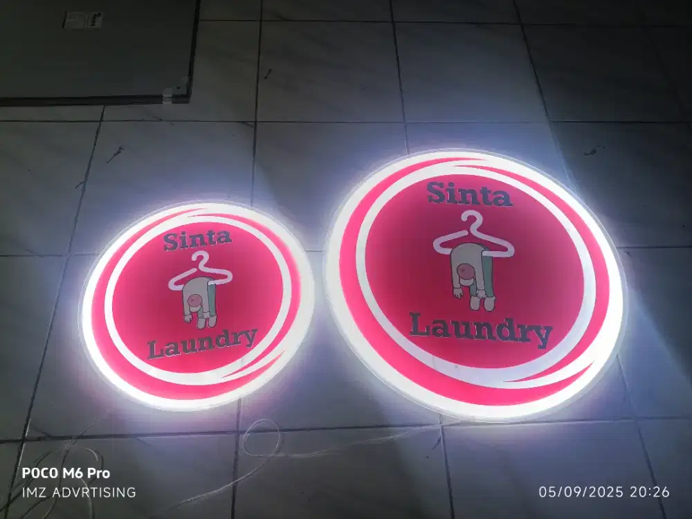 Papan nama akrilik nyala