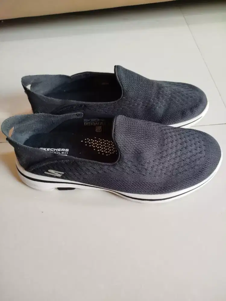 Sepatu Skecher Hitam