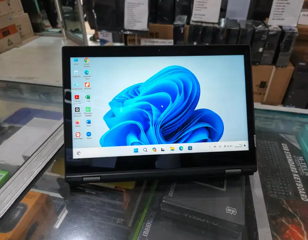 Lenovo tkhipad yoga i5 Gen8 Ram 8Gb Ssd 256gb garansi 6 Bln