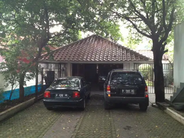 Rumah Besar dengan Halaman Luas dekat MRT