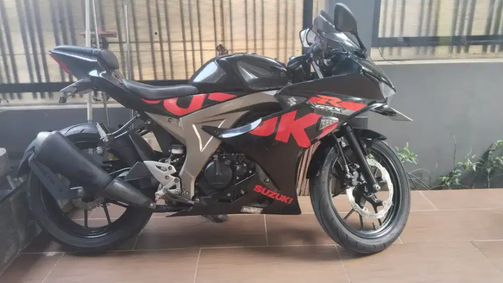 Suzuki GSX-R 150 hitam thn 2017