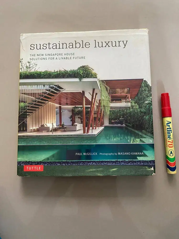 BOOK - SUSTAINABLE LUXURY – THE NEW SINGAPORE HOUSE - PAUL MC GILLICK
