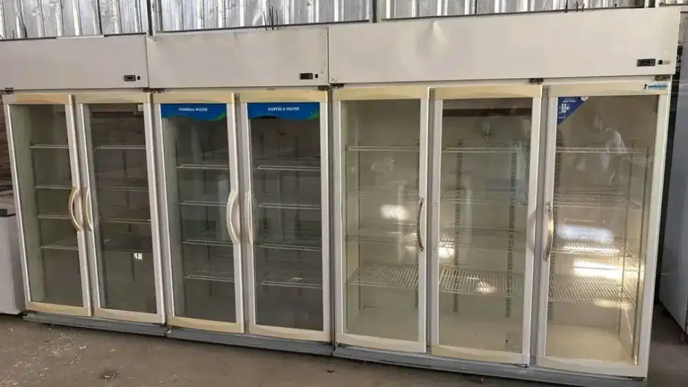 Showcase 2 pintu merk GEA