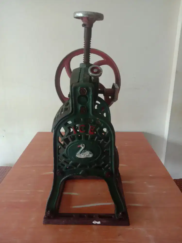 Mesin Serutan Es Batu