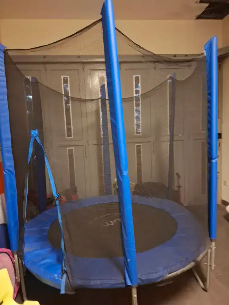 Trampolin anak biru