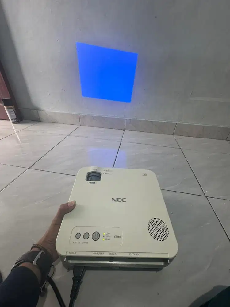 Proyektor nec ve280