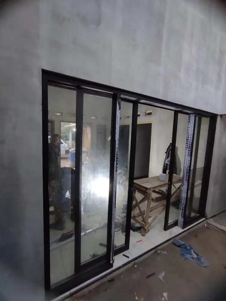 Pintu Sliding hitam aluminium