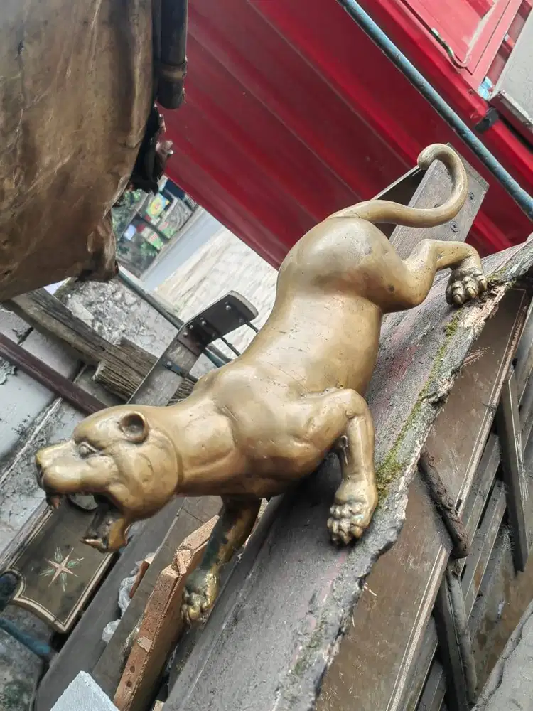 Patung Macan Kuningan