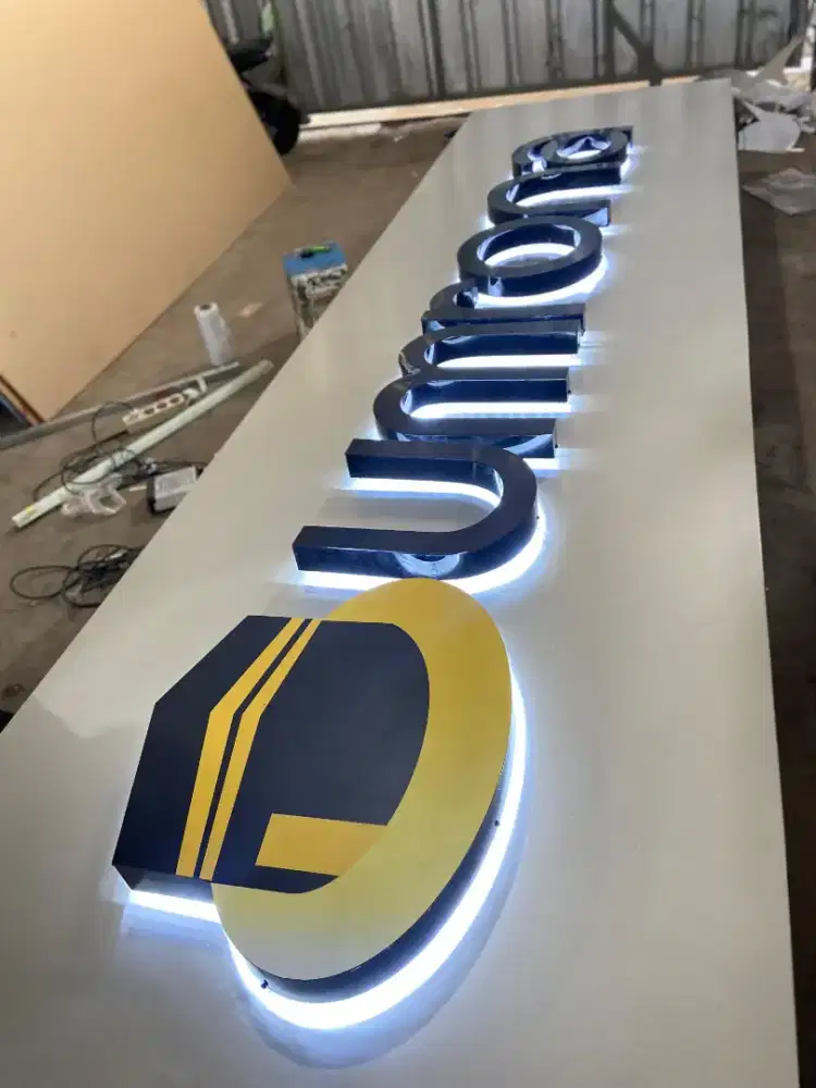 Branding nama usaha  dengan signage Led