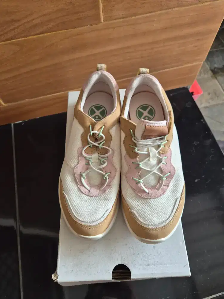 Sepatu sneakers wanita hush puppies ori