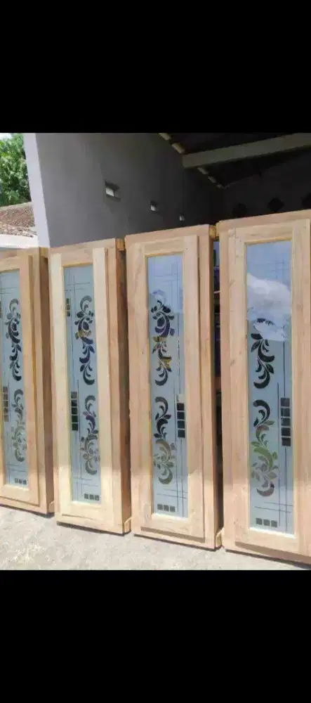 Pintu minimalis dan jedela kaca