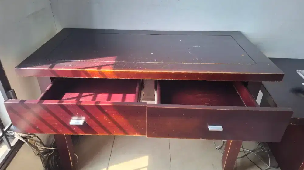 Meja Kerja Kayu Klasik 2 Laci (Bekas)