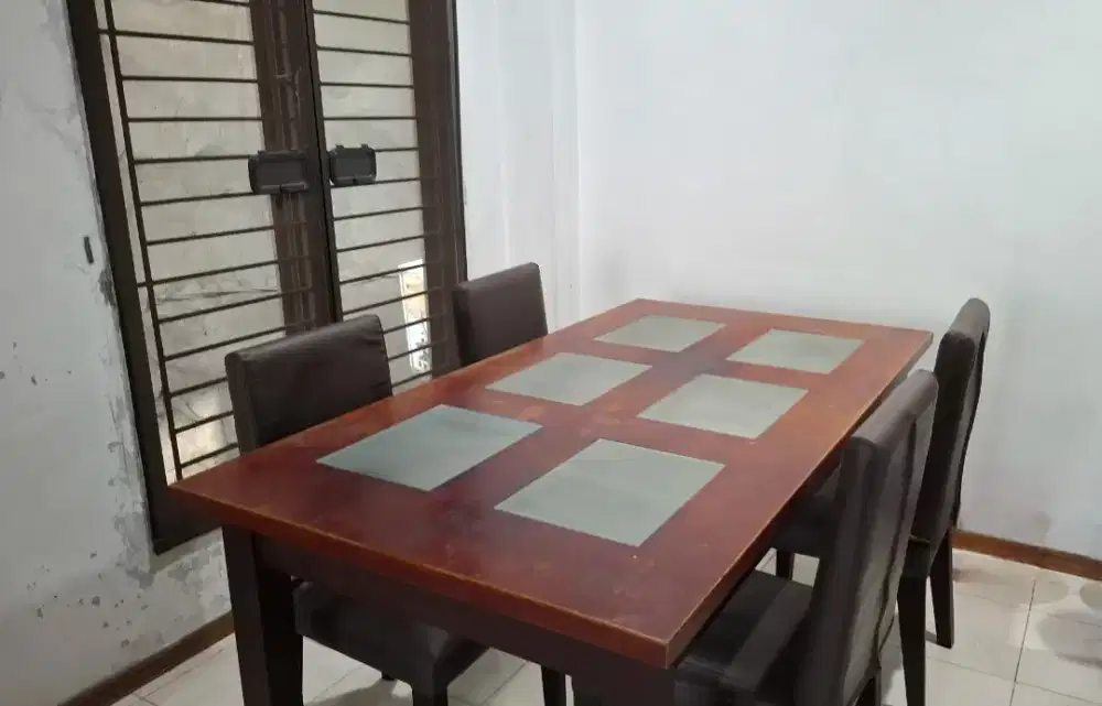 Set Meja Makan Kayu + 4 Kursi (Bekas)