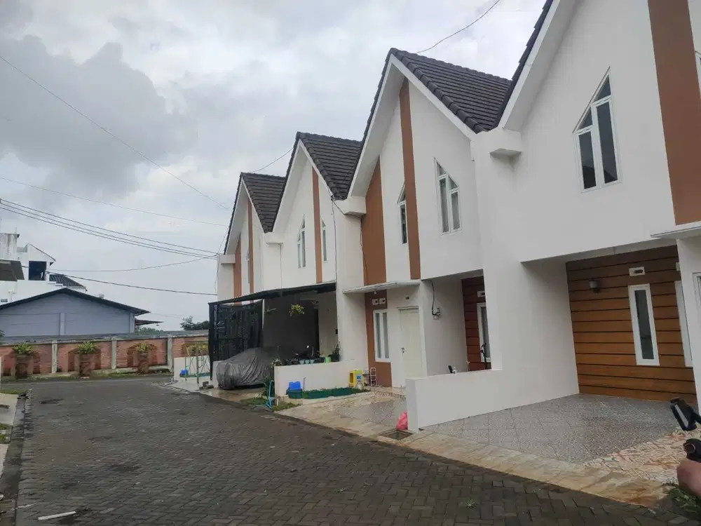 RUMAH siap huni 2LANTAI lokasi strategis poros jalan dekat wisata batu