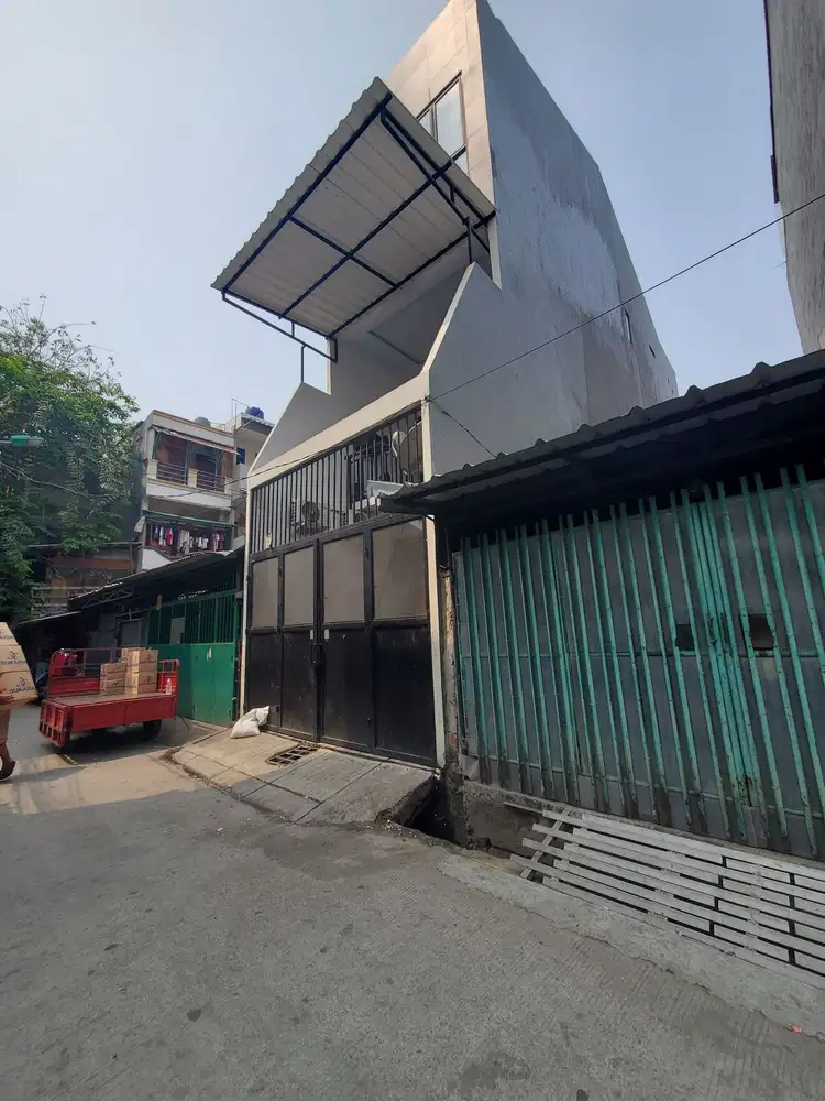 Rumah Strategis 6 Menit ke Gerbang Tol Angke 1 LB 190 Siap KPR J-31138