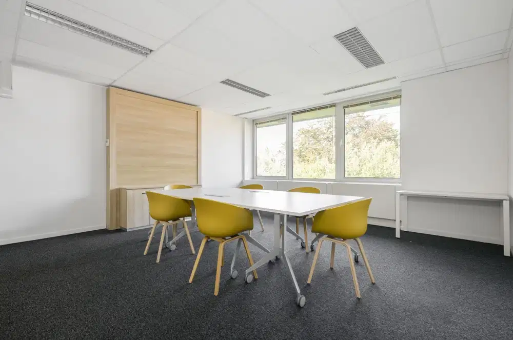 Ruang kantor terbuka untuk 10 orang di Regus GKM Green Tower