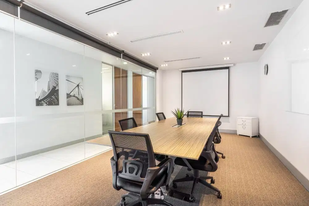 Pesan ruang kantor terbuka untuk segala ukuran bisnis di HQ Lippo Thamrin