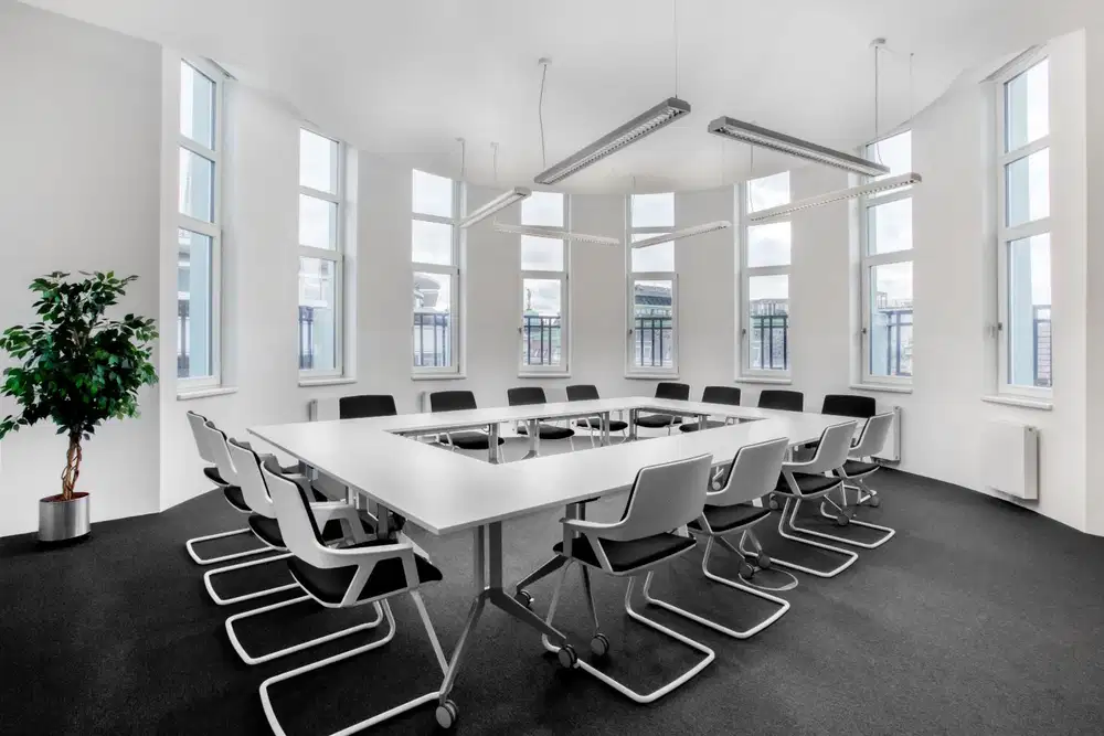Temukan ruang kantor di Regus AIA Central untuk 4 orang dengan layanan siap pakai