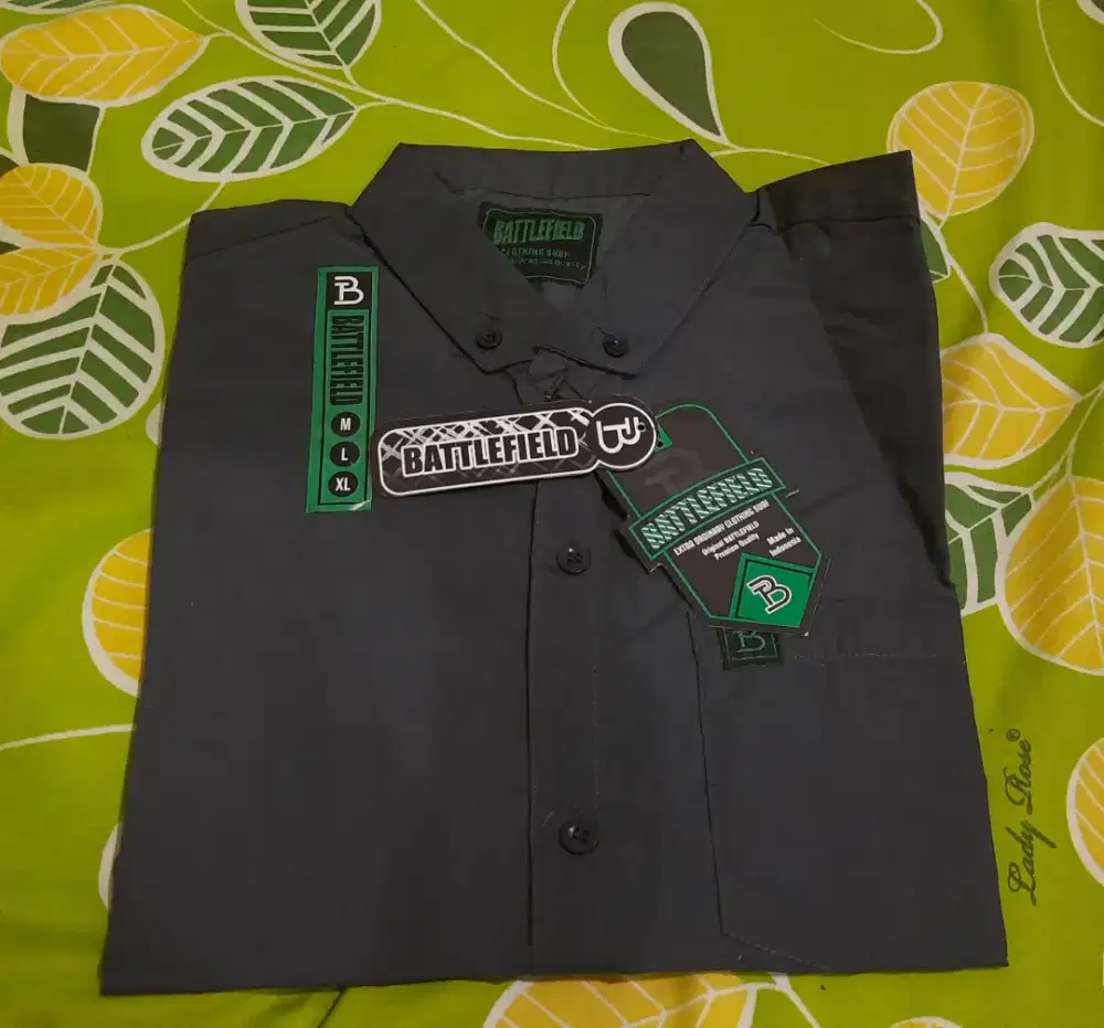 Kemeja Abu-abu Lengan Pendek