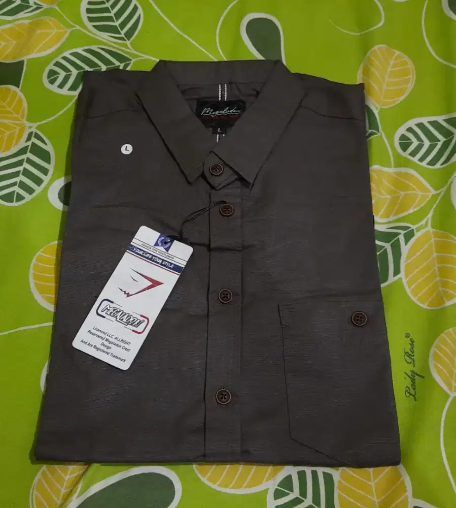 Kemeja Abu-abu Lengan Pendek