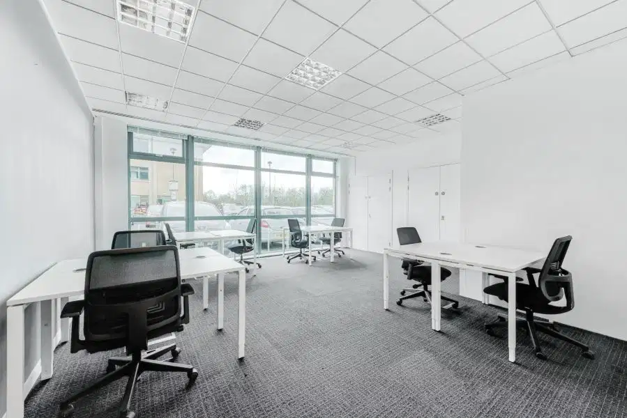 Akses satu harga ke ruang kantor profesional 15 orang di Regus Pakuwon Centre