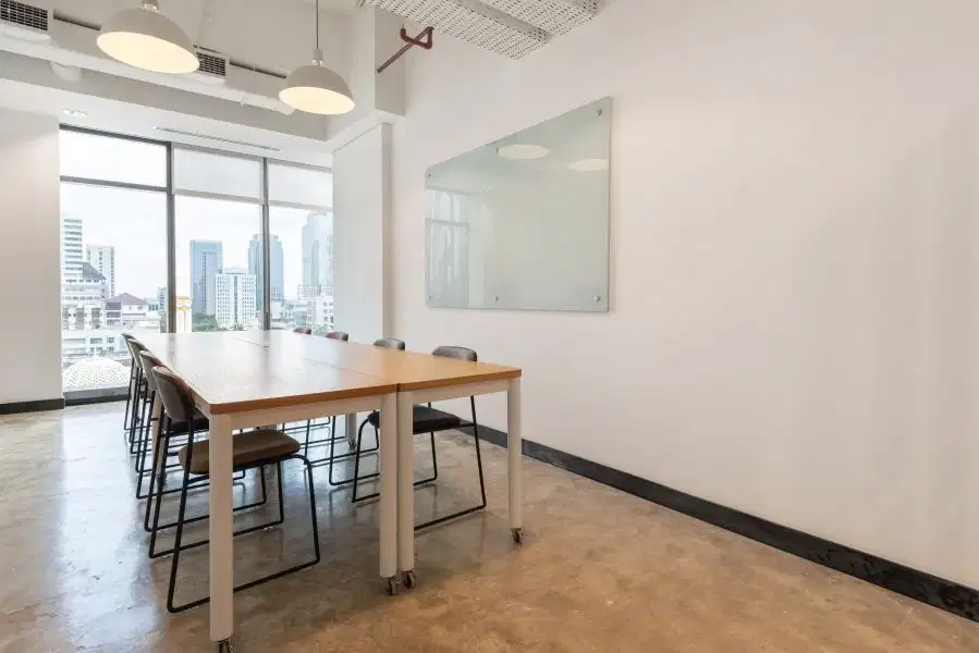 Temukan ruang kantor di Regus JB Tower untuk 4 orang dengan layanan siap pakai