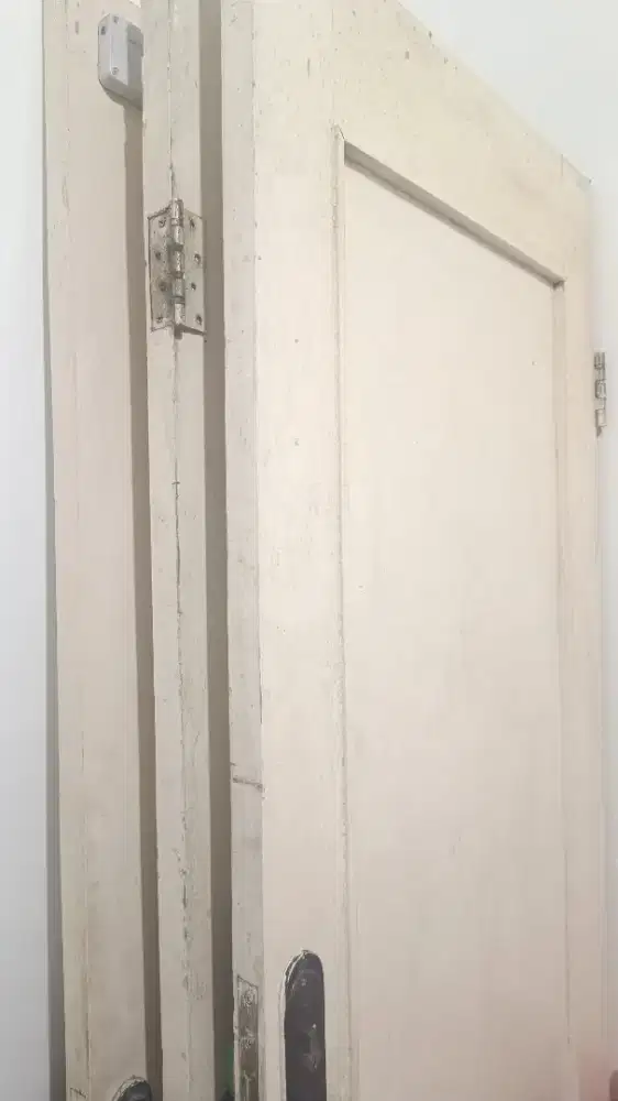 Tiga unit Daun Pintu Kayu Putih estetik