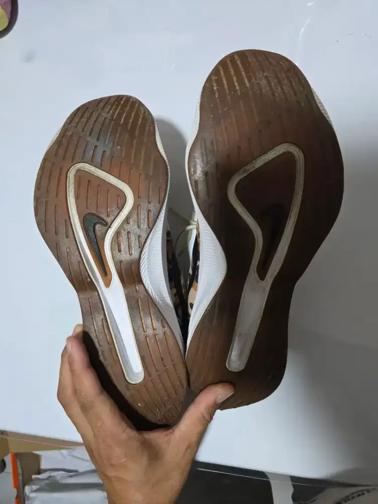 Sepatu nike original sneaker ukuran 45. Warna coklat loreng.