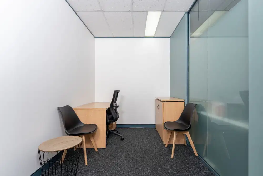 Temukan ruang kantor di HQ Barsa City untuk 2 orang dengan layanan siap pakai