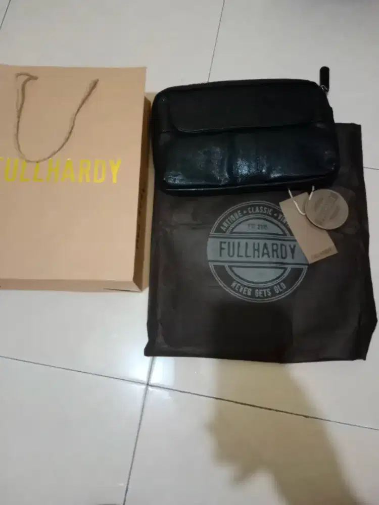 Tas Genggam dan Selempang Kulit Fullhardy BYN CK30003BL