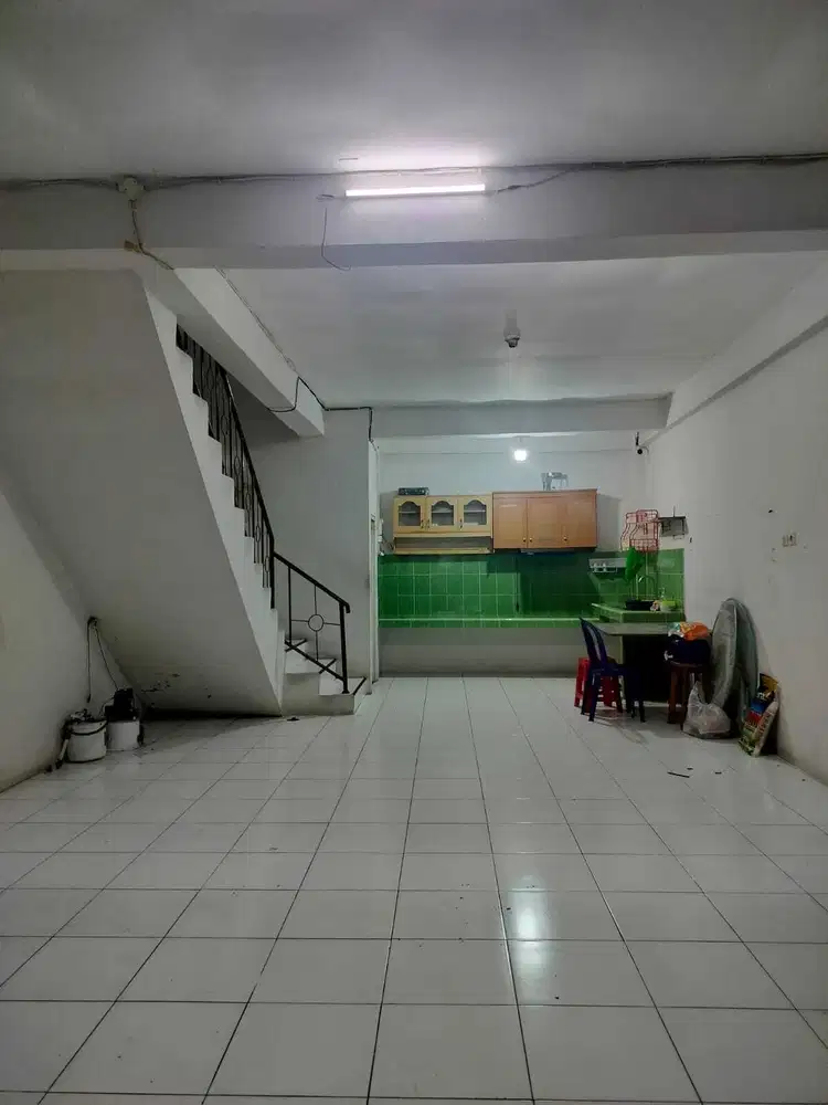 Dijual rumah 3 lantai di Jelambar Barat 2 J