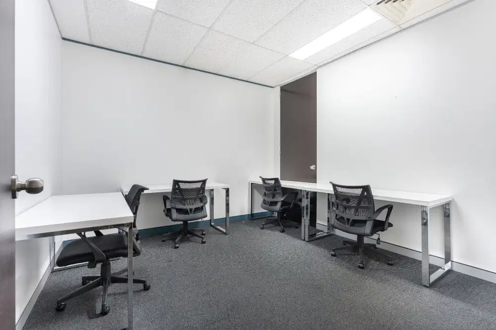 Ruang kantor pribadi berlayanan lengkap untuk Anda dan tim di Regus [location]