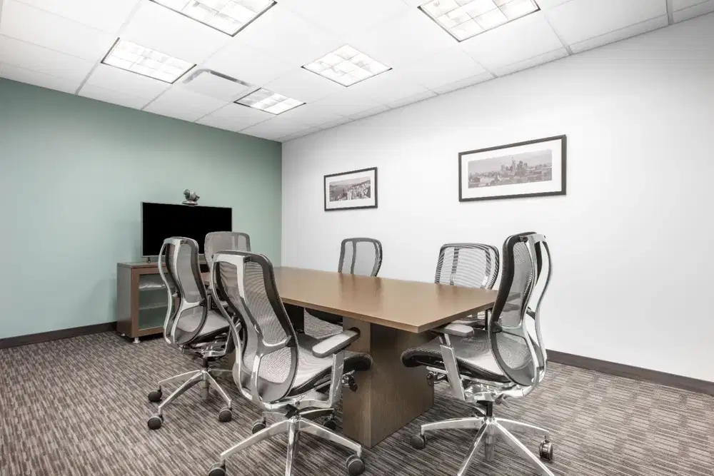 Pesan ruang kantor terbuka untuk segala ukuran bisnis di HQ GKM Green Tower