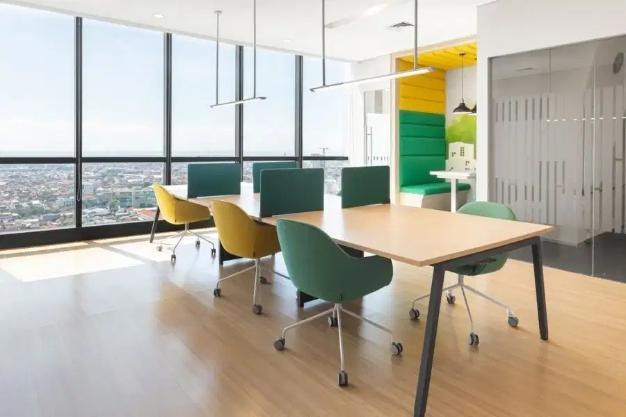 Pesan tempat di area coworking reservasi atau hot desk di Regus Pakuwon Centre