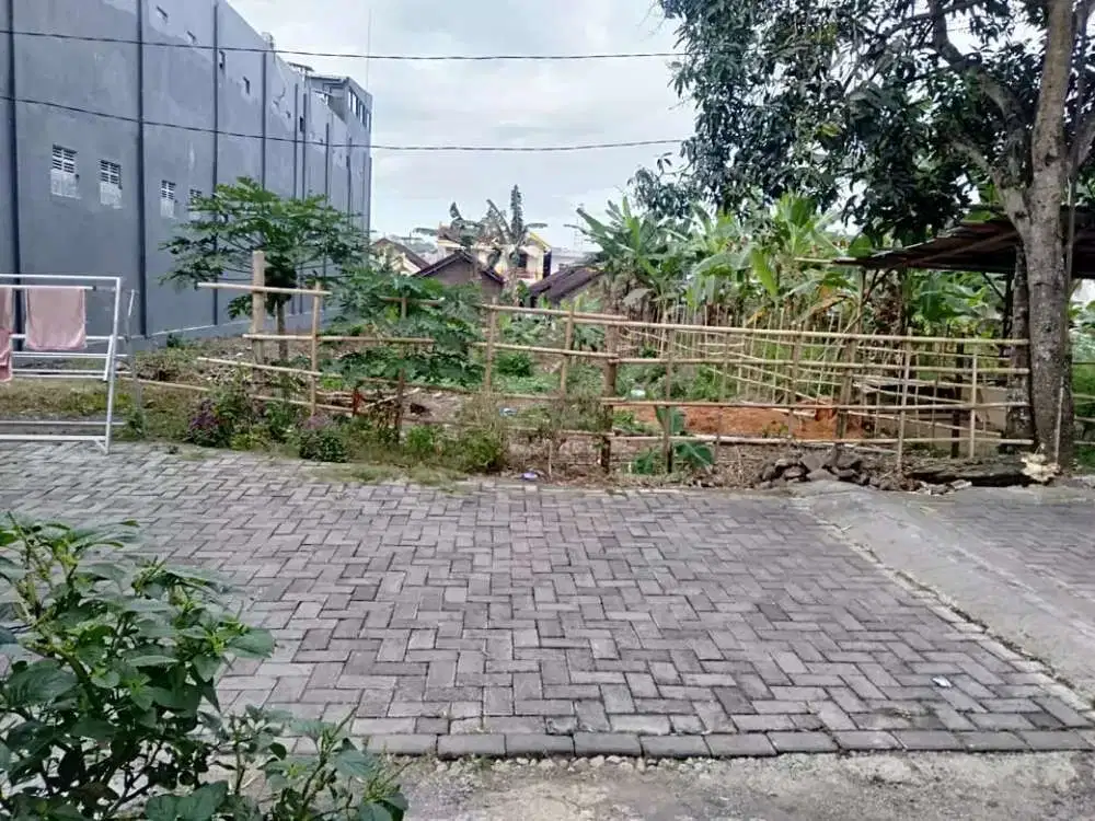 Tanah Luas di dekat Fakultas kedokteran Unej jalan Baturaden