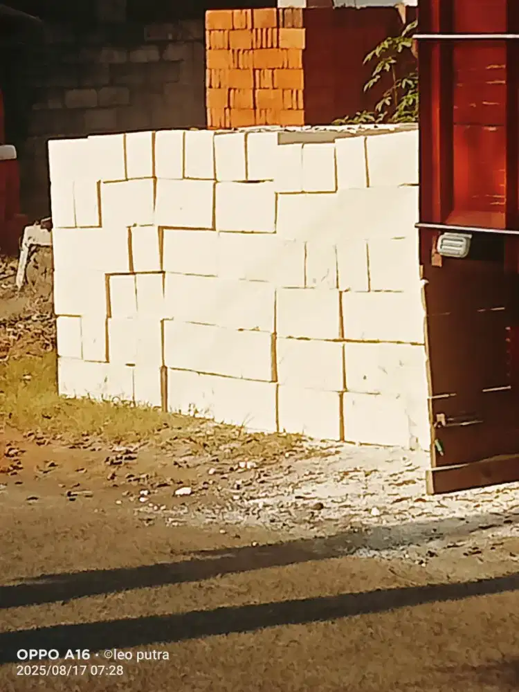 Batu kumbung untuk pondasi.