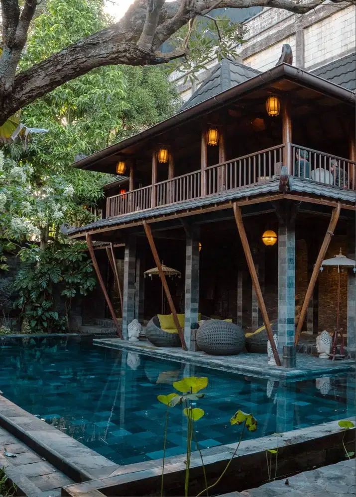 Villa Mewah dengan Sentuhan Etnik di Tengah Kota