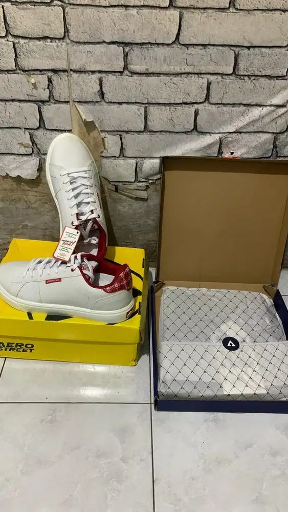 paket sepatu dan celana jins aerostreet