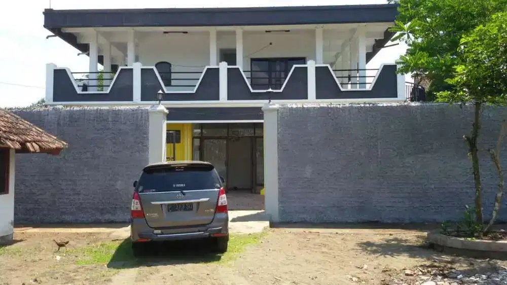 Rumah Mewah 3 lantai Gaya Eropa dekat Poltek Jember ada kolam renang