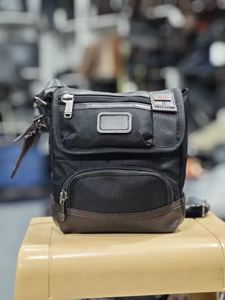Tas slingbag brand Tumi