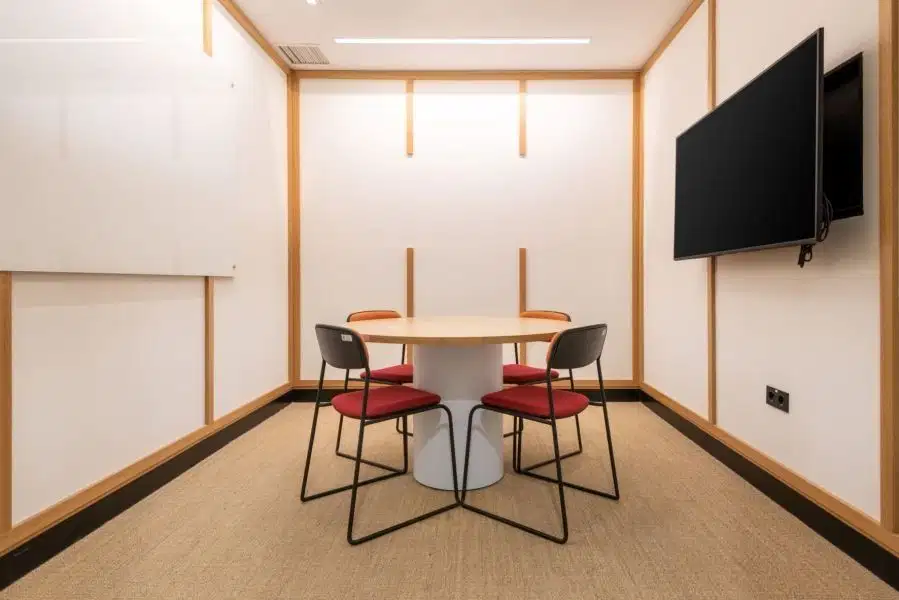 Akses satu harga ke ruang kantor profesional untuk 4 orang di Regus South Quarter