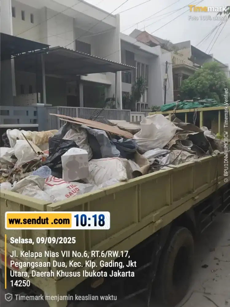 Buang sampah ,buang puing dan urugan material puing ,tanah merah
